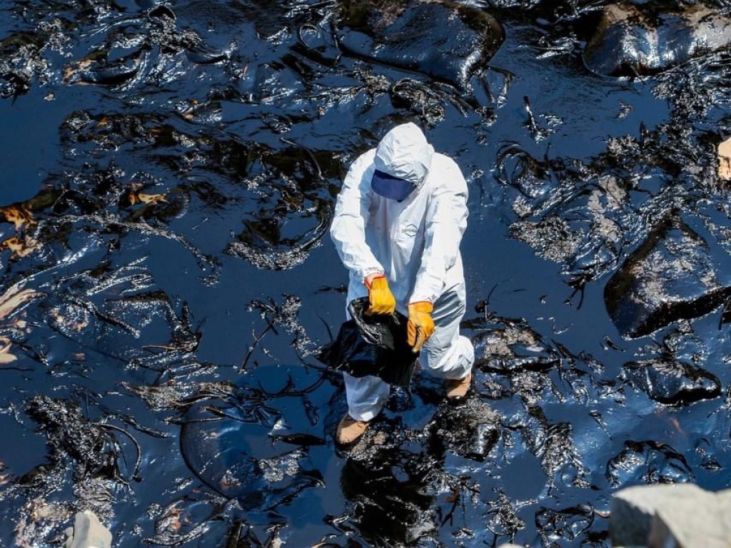 El grave derrame de petróleo en la costa de Perú deja gran desastre ecológico