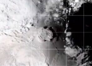 Captan desde el espacio la erupción del volcán submarino que causó un tsunami en Tonga y varios países (vídeo)