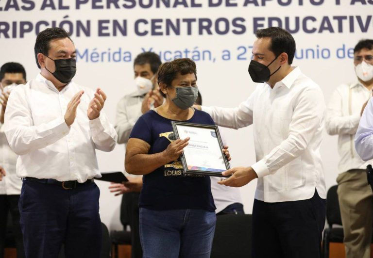 Entrega el Gobernador Mauricio Vila Dosal plazas a personal de apoyo y asistencia a la educación￼