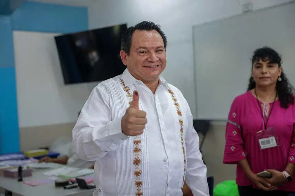 1-a-huacho-diaz-mena-vota-eleccion-judicial-1024x683